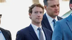 Mark Zuckerberg, fundador de Meta, con traje y corbata azul. 