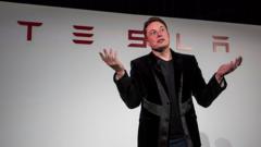 Elon Musk frente a painel da Tesla