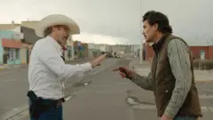En una calle vacía del pueblo ficticio de Eddington, el sheriff Joe (Joaquin Phoenix) discute acaloradamente con el alcalde Ted (Pedro Pascal), en una escena clave del nuevo filme de Ari Aster. 