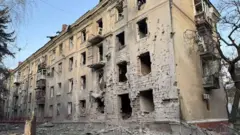 Знищений чотириповерховий будинок: вибиті вікна, знищені балкони та фасад щонайменше цілого підʼїзду.