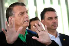 Jair Bolsonaro e seu filho, o senador Flavio Bolsonaro, em foto de 17 de julho de 2025