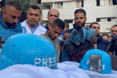 تشييع صحفيين قتلا في قصف اسرائيلي على غزة