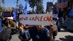 पाथीभरा केबलकार परियोजनाको विरोध गर्न काठमाण्डूमा भएको प्रदर्शन