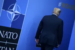 Tổng thống Trump và logo Nato