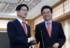 제21대 대통령 선거 출마를 선언한 김문수 전 고용노동부 장관(왼쪽)과 이철우 경북지사