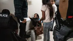 Bà Monica Moreta Galarza bị quật ngã xuống đất khi chồng bà bị bắt bên ngoài tòa án di trú ở thành phố New York