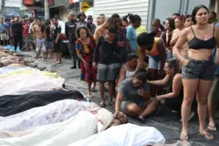 Familiares choram ao reconhecer corpos no Complexo do Alemão