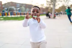Enfant qui mange du bonbon