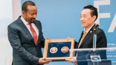 ጠቅላይ ሚኒስትር ዐቢይ ከፋኦ ዳይሬክተር ጀነራል ኪዩ ዶንግዩን የአግሪኮላ ሽልማት ሲረከቡ