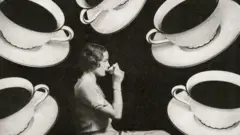 Imagem vintage com xícaras de chá ou café com uma mulher tomando uma bebida no centro da foto