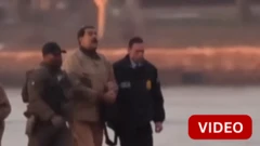 நிக்கோலஸ் மதுரோ நீதிமன்றத்திற்கு அழைத்துச் செல்லப்டும் காட்சி