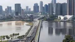 Johor Bahru iko mwisho wa Malaysia wa mpaka wa kilomita moja kuelekea Singapore na ni maarufu miongoni mwa wanunuzi wa bajeti.