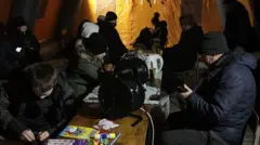 У Пункті незламності люди підзаряджають телефони