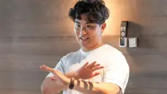 Will Gao de camiseta branca