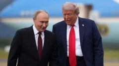 Vladimir Putin e Donald Trump andam lado a lado conversando, sorrindo e inclinando-se para ouvirem um ao outro
