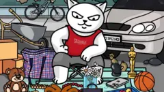 Білий антропоморфний кіт у червоній майці сидить на стільчику серед розкладених на землі речей, ніби на блошиному ринку. Навколо нього – м’яч, м’яка іграшка, вази, статуетки, ромашки, коробки та сумки. Позаду стоять велосипед, тачка і припарковане авто.