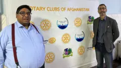 دکتر مایکل فرناندو (راست) 