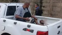 Nibi ti ọkunrin naa ti farapa, ti wọn ti gbe e sinu ọkọ