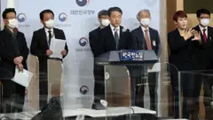 박능후 보건복지부 장관이 8일 오전 서울 종로구 정부서울청사 별관에서 코로나19 백신 도입 계획을 발표하고 있다