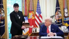 Дональд Трамп и Илон Маск на прощальной пресс-конференции Маска по истечению контракта в качестве руководителя DOGE