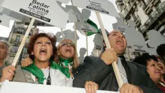 ১৭ই অক্টোবর শান্তিপূর্ণ সমাবেশে পুলিশের হাতে নির্মম গণহত্যায় নিহতদের স্মৃতির প্রতি শ্রদ্ধা জানিয়ে প্যারিসে প্রতিবাদ বিক্ষোভ অনুষ্ঠিত হয় গণহত্যার বার্ষিকীতে- ১৭ই অক্টোবর ২০১১