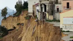 วินาทีบ้านเริ่มถล่ม หลังเกิดดินสไลด์ ยาว 4 กม. ในอิตาลี