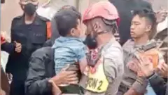 Enkazdan kurtarılan çocuk