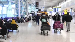 ركاب في مطار هيثرو