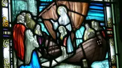 Витраж в соборе Св. .Давида: Нонна с сыном прибыли в Бретань