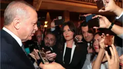 Cumhurbaşkanı Erdoğan gazetecilere konuşurken