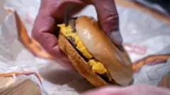 McDonald's có hơn 36.000 nhà hàng tại hơn 100 quốc gia.