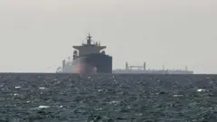Navios de carga no Golfo, perto do Estreito de Ormuz, em 11 de março de 2026