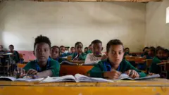 በመቀለ የሚገኘው ኪሮስ ገሰሰ አንደኛ ደረጃ ትምህርት ቤት እየተማሩ ያሉ የሁለተኛ ክፍል ተማሪዎች