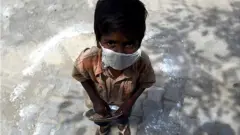 করোনাভাইরাসের মধ্যে ভারতের এক পথশিশু