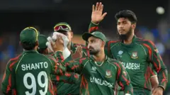 আইপিএলে কোনও বাংলাদেশি ক্রিকেটার জায়গা না পাওয়ার বিষয়ের সঙ্গে অনেকে দুই দেশের সাম্প্রতিক টানাপোড়েনের প্রসঙ্গ জুড়েছেন।