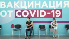 В России в последние недели власти ускоряю вакцинацию населения, для многих она стала принудительной