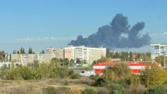 Густий дим від пожежі, що спалахнула після удару по заводу "Газпром Нафтохім Салават" у Башкортостані
