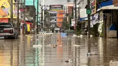 สถานการณ์น้ำบริเวณวัดฉื่อฉางในเขตเศรษฐกิจของตัวเมืองหาดใหญ่ วันนี้ (23 พ.ย.) เมื่อเวลา 16.45 น. 
