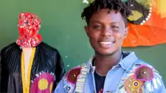 그는 한 땀 한 땀 꿰매듯 플라스틱을 풀로 이어 붙여 옷을 완성한다