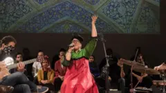 فرآواز، خواننده