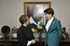 İYİ Parti Genel Başkanı Meral Akşener, BBC Türkçe’nin de arasında bulunduğu farklı basın kuruluşlarından bir grup kadın gazeteciyle buluştu. 