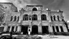 Пошкоджена будівля Малої опери в Києві