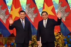 Thủ tướng Campuchia Hun Manet (trái) và Thủ tướng Việt Nam Phạm Minh Chính (phải) vẫy tay chào trong cuộc gặp tại Văn phòng Chính phủ ở Hà Nội vào ngày 11 tháng 12 năm 2023