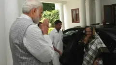 দিল্লিতেশেখ হাসিনাকে অভ্যর্থনা জানাচ্ছেন নরেন্দ্র মোদী।