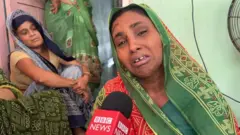 સોનલબહેન ગંભીરા પુલ દુર્ઘટનામાં બચી ગયાં છે પરંતુ તેમનો પરિવાર વિખેરાઈ ગયો છે. 