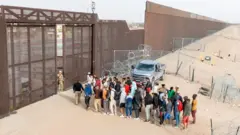 アメリカ・メキシコ国境に並んで待つ人々