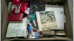 Caixa com os pertences da mãe ficou guardada em um sótão por 15 anos, desde que Irene morreu