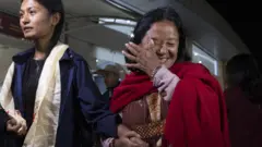 इजरेलबाट नेपाल फर्काइएकी एक विद्यार्थीकी र उनकी दिदी शुक्रवार बिहानका राति त्रिभुवन अन्तर्राष्ट्रिय विमानस्थलमा