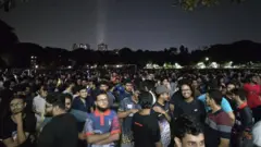 একটি খোলা মাঠে জড়ো হয়েছেন অসংখ্য ছেলে শিক্ষার্থী