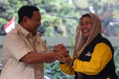 Ketua Umum Partai Gerindra Prabowo Subianto (kiri) bersalaman dengan Putri Presiden ke-4 RI Abdurrahman Wahid atau Gus Dur, Yenny Wahid (kanan) saat pertemuan di Kediaman Prabowo Subianto, Jakarta, Rabu (6/9/2023).